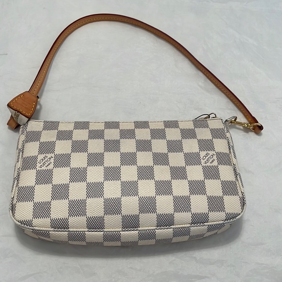 LOUIS Vuitton Pochette Accessories - Picture 2 of 15